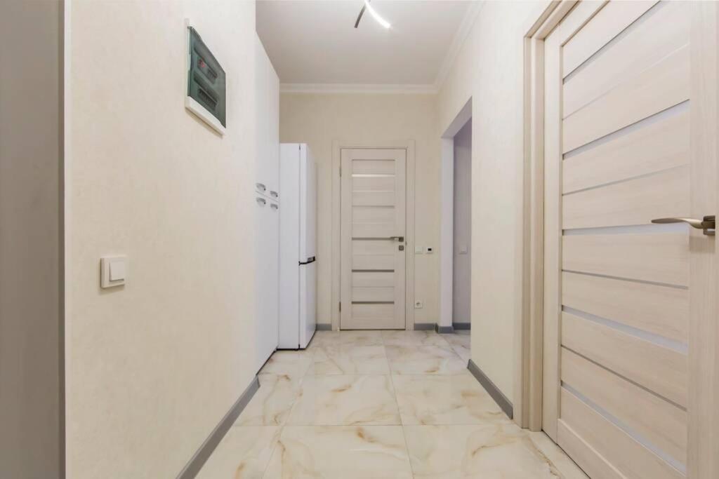 Новые Светлые Апартаменты Метро Славутич Kiev Extérieur photo