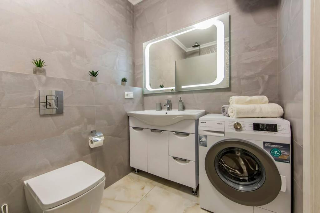 Новые Светлые Апартаменты Метро Славутич Kiev Extérieur photo