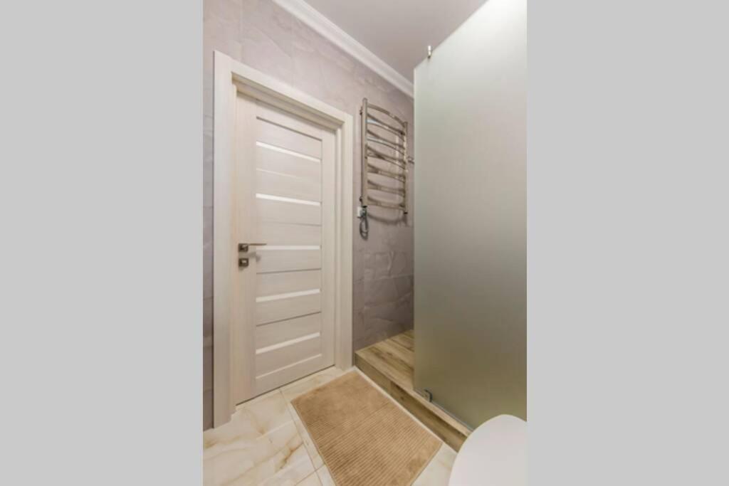 Новые Светлые Апартаменты Метро Славутич Kiev Extérieur photo