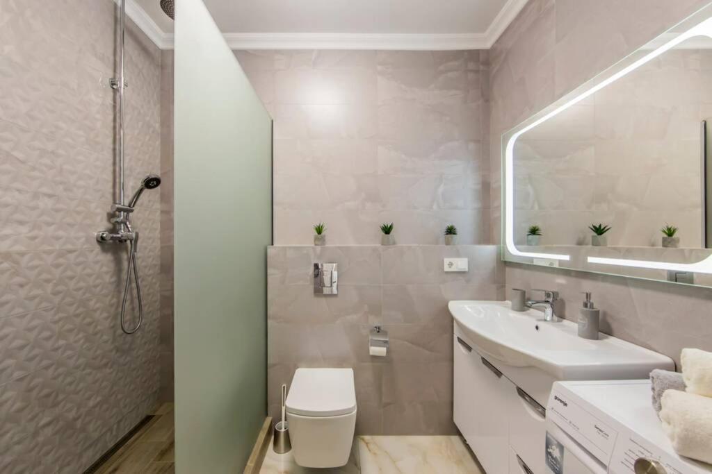 Новые Светлые Апартаменты Метро Славутич Kiev Extérieur photo