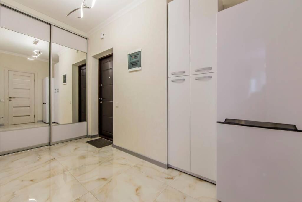 Новые Светлые Апартаменты Метро Славутич Kiev Extérieur photo