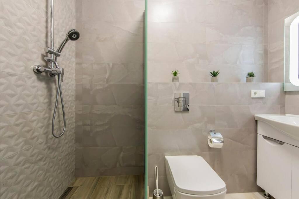 Новые Светлые Апартаменты Метро Славутич Kiev Extérieur photo