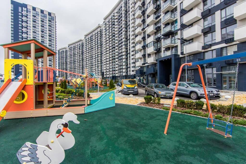 Новые Светлые Апартаменты Метро Славутич Kiev Extérieur photo
