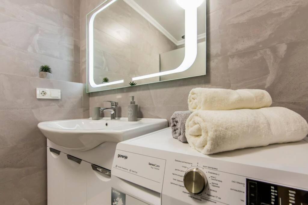 Новые Светлые Апартаменты Метро Славутич Kiev Extérieur photo